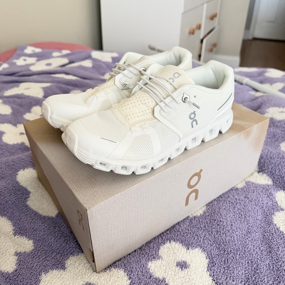 On Running White Cloud 5 Running Sneakers - Picture 2 of 8